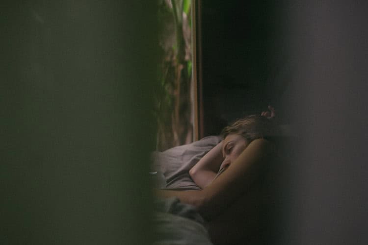 Un des impacts psychologiques possibles : l'humeur maussade. Petit conseil : conservez votre rythme habituel !