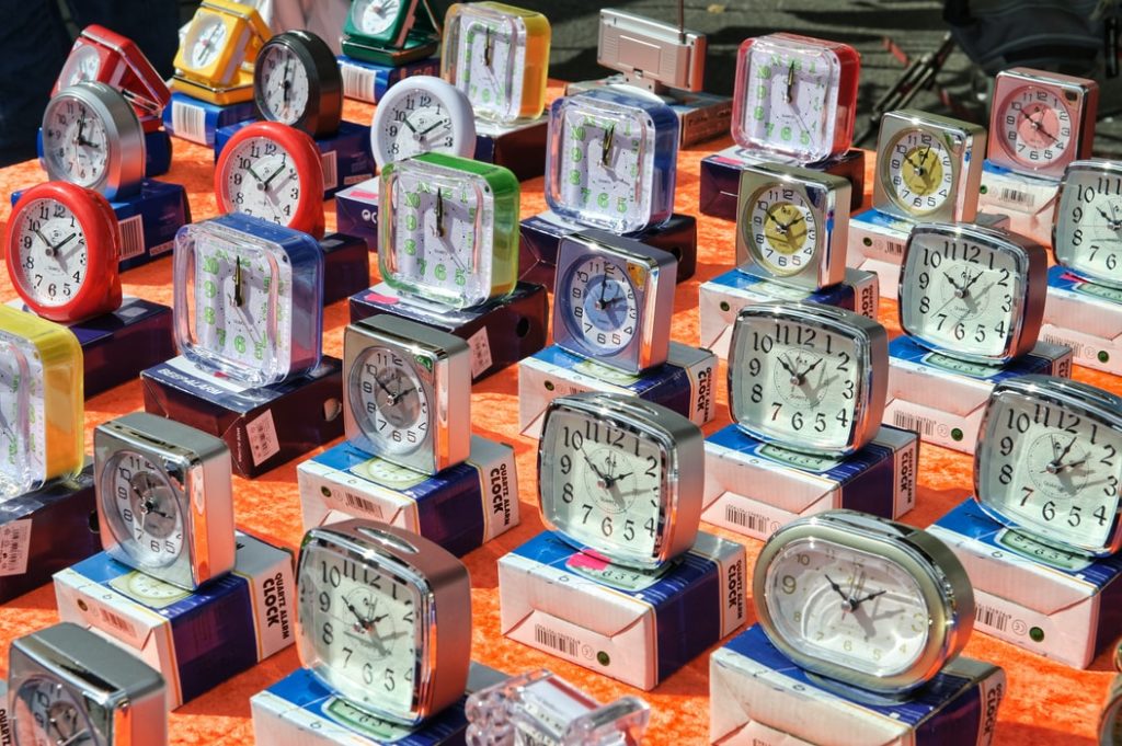 La temps est celui de l'horloge mais aussi de la bibliographie de la personne.