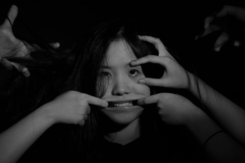 théorie du complot : doit on s'inquiéter ? Non nous répond caroline vieilleribiere psychologue à mont de marsan si l'on regarde l'analyse de la psychologie sociale moins sombre que celle de la psychopathologie
